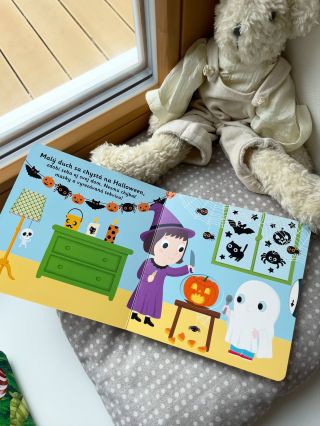 Malý duch sa chystá na Halloween 🎃- zdobí dom, berie si masku a vyrezáva tekvicu. Sledujte, ako bude s kamarátmi...