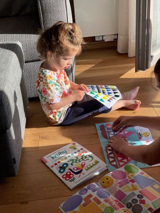 Pokojné jesenné večery si vyplňte zmysluplnými aktivitami. Napríklad samolepkové knižky, ktoré učia tvary, s názvom MAČKA...